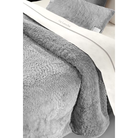 Κουβέρτα Crusty Silver 220x240 + Διακοσμητικό Μαξιλάρι guy Laroche  100% Polyester art fur Ultrasoft
