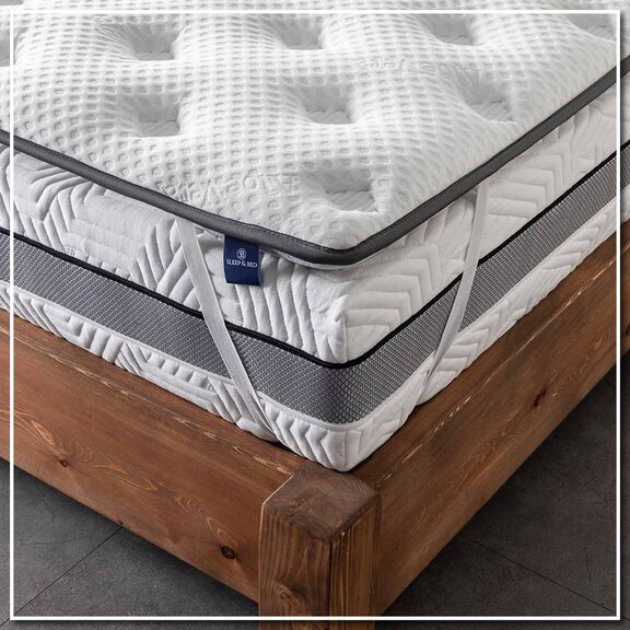 [Product / Title] το Ανώστρωμα Aloe Vera “hard Comfort» της Σειράς Sleep & bed Πάχους 7 εκ Σχεδιάστηκε για Όλους Εσάς που Αναζητάτε μια Οικονομική και Υγιεινή Λύση για να Ανανεώσετε τον Ύπνο Σας. συνδυάζει Απόλυτα τις Ευεργετικές Ιδιότητες του Φυτού Aloe Vera (το Εξωτερικό Κάλυμμα Εμποτίζεται σε Εκχύλισμα του Φυτού) με την Εργονομική Σχεδίαση, για Έναν Απολαυστικό Ύπνο. δεν Επιτρέπει την Ανάπτυξη Μικροβίων και των Ακάρεων, Είναι ένα Οικολογικό, Υποαλλεργικό Προϊόν με Μαλακή και Δροσερή υφή Χαρίζοντας μια Εκπληκτική Αίσθηση Απαλότητας Κατά την Διάρκεια του Ύπνου. προσφέρει μια Εξαιρετική Σχέση Ποιότητας – Τιμής Καθώς Μπορείτε να Αποκτήσετε την Αίσθηση του Καινούργιου Στρώματος, Χωρίς Όμως να Χρειαστεί να Αντικαταστήσετε το Παλιό σας Στρώμα.