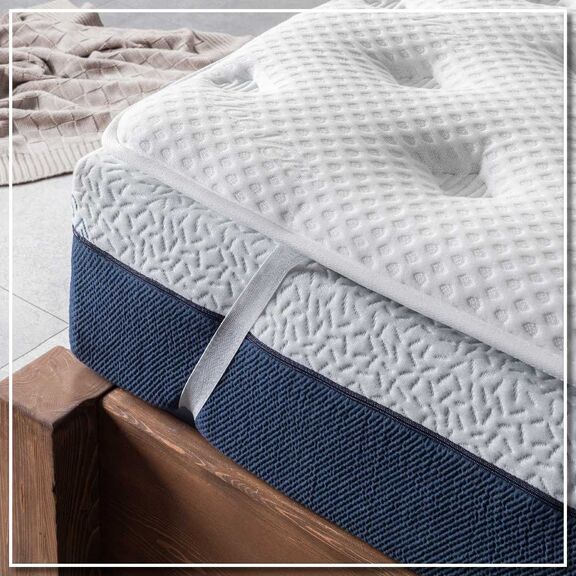 [Product / Title] το Ανώστρωμα Aloe Vera “soft Comfort» της Σειράς Sleep & bed Πάχους 7 εκ Σχεδιάστηκε για Όλους Εσάς που Αναζητάτε μια Οικονομική και Υγιεινή Λύση για να Ανανεώσετε τον Ύπνο Σας. συνδυάζει Απόλυτα τις Ευεργετικές Ιδιότητες του Φυτού Aloe Vera (το Εξωτερικό Κάλυμμα Εμποτίζεται σε Εκχύλισμα του Φυτού) με την Εργονομική Σχεδίαση, για Έναν Απολαυστικό Ύπνο. δεν Επιτρέπει την Ανάπτυξη Μικροβίων και των Ακάρεων, Είναι ένα Οικολογικό, Υποαλλεργικό Προϊόν με Μαλακή και Δροσερή υφή Χαρίζοντας μια Εκπληκτική Αίσθηση Απαλότητας Κατά την Διάρκεια του Ύπνου. προσφέρει μια Εξαιρετική Σχέση Ποιότητας – Τιμής Καθώς Μπορείτε να Αποκτήσετε την Αίσθηση του Καινούργιου Στρώματος, Χωρίς Όμως να Χρειαστεί να Αντικαταστήσετε το Παλιό σας Στρώμα