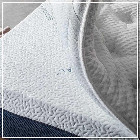 [Product / Title] το Ανώστρωμα Aloe Vera “soft Comfort» της Σειράς Sleep & bed Πάχους 7 εκ Σχεδιάστηκε για Όλους Εσάς που Αναζητάτε μια Οικονομική και Υγιεινή Λύση για να Ανανεώσετε τον Ύπνο Σας. συνδυάζει Απόλυτα τις Ευεργετικές Ιδιότητες του Φυτού Aloe Vera (το Εξωτερικό Κάλυμμα Εμποτίζεται σε Εκχύλισμα του Φυτού) με την Εργονομική Σχεδίαση, για Έναν Απολαυστικό Ύπνο. δεν Επιτρέπει την Ανάπτυξη Μικροβίων και των Ακάρεων, Είναι ένα Οικολογικό, Υποαλλεργικό Προϊόν με Μαλακή και Δροσερή υφή Χαρίζοντας μια Εκπληκτική Αίσθηση Απαλότητας Κατά την Διάρκεια του Ύπνου. προσφέρει μια Εξαιρετική Σχέση Ποιότητας – Τιμής Καθώς Μπορείτε να Αποκτήσετε την Αίσθηση του Καινούργιου Στρώματος, Χωρίς Όμως να Χρειαστεί να Αντικαταστήσετε το Παλιό σας Στρώμα
