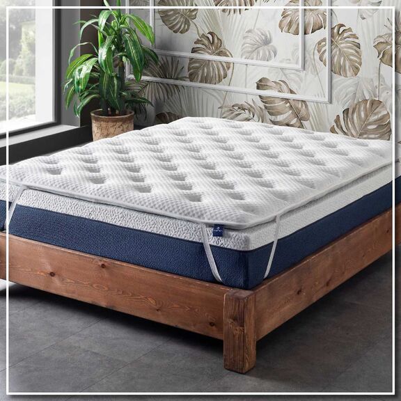 [Product / Title] το Ανώστρωμα Aloe Vera “soft Comfort» της Σειράς Sleep & bed Πάχους 7 εκ Σχεδιάστηκε για Όλους Εσάς που Αναζητάτε μια Οικονομική και Υγιεινή Λύση για να Ανανεώσετε τον Ύπνο Σας. συνδυάζει Απόλυτα τις Ευεργετικές Ιδιότητες του Φυτού Aloe Vera (το Εξωτερικό Κάλυμμα Εμποτίζεται σε Εκχύλισμα του Φυτού) με την Εργονομική Σχεδίαση, για Έναν Απολαυστικό Ύπνο. δεν Επιτρέπει την Ανάπτυξη Μικροβίων και των Ακάρεων, Είναι ένα Οικολογικό, Υποαλλεργικό Προϊόν με Μαλακή και Δροσερή υφή Χαρίζοντας μια Εκπληκτική Αίσθηση Απαλότητας Κατά την Διάρκεια του Ύπνου. προσφέρει μια Εξαιρετική Σχέση Ποιότητας – Τιμής Καθώς Μπορείτε να Αποκτήσετε την Αίσθηση του Καινούργιου Στρώματος, Χωρίς Όμως να Χρειαστεί να Αντικαταστήσετε το Παλιό σας Στρώμα